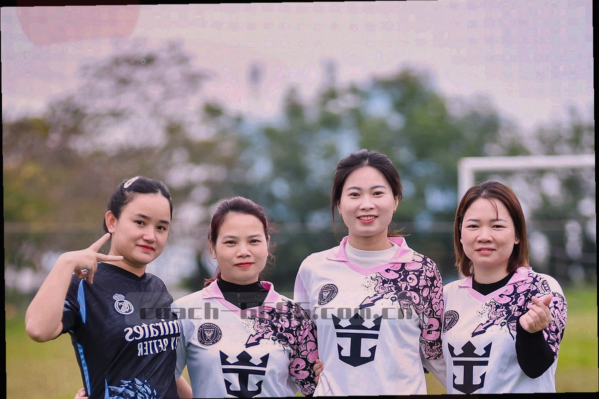 电竞舞台灯带与屏幕光晕的斜角特写，冷色调为主