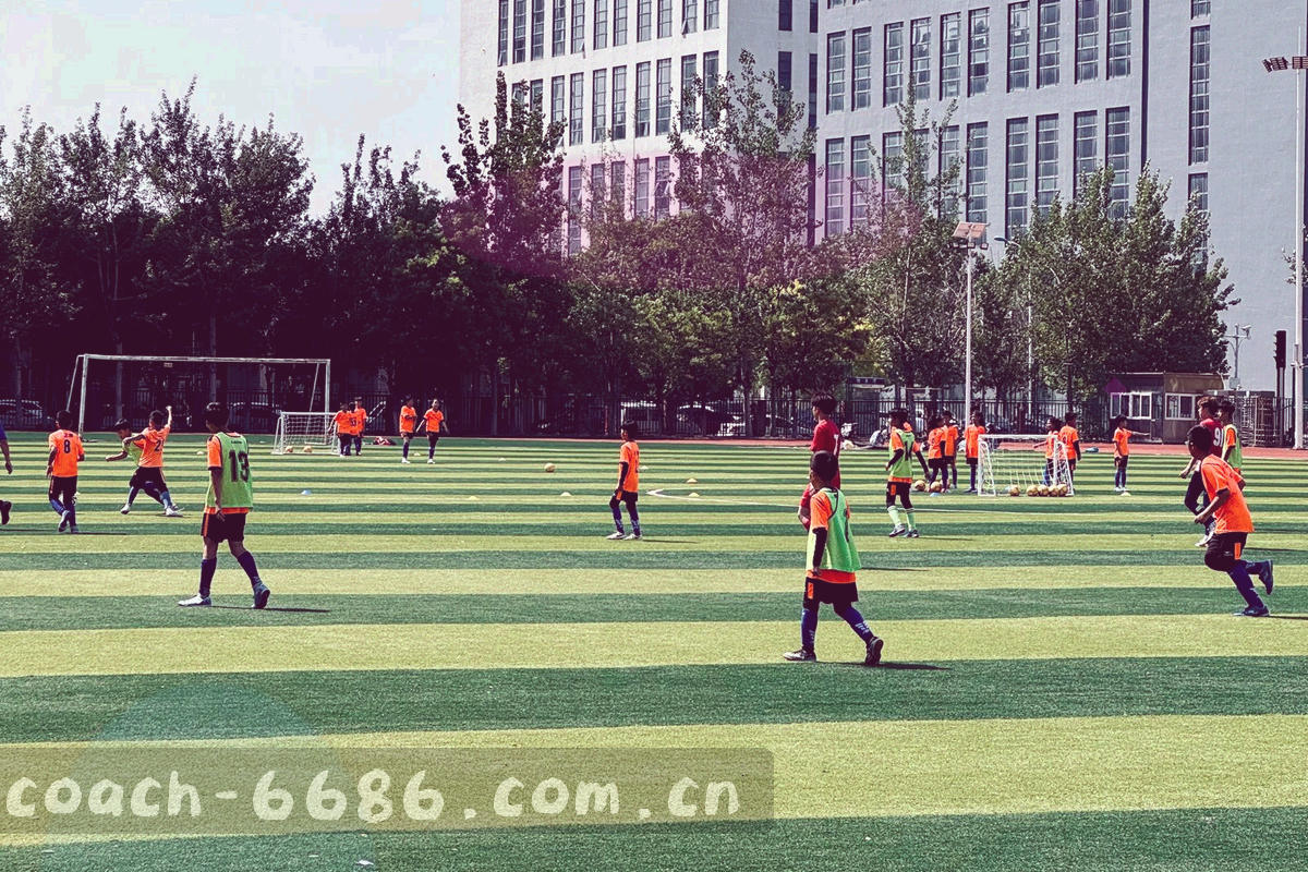 编辑部桌面与纸笔的俯拍，画面中无人物面部